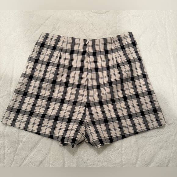 PRINCESS POLLY
Breanna Check Shorts In Black / White - Picture 3 of 5